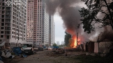 ДСНС показала наслідки рятувальної операції після масованої атаки на Київ: людей діставали з верхніх поверхів (фото)