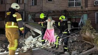 ДСНС показала наслідки рятувальної операції після масованої атаки на Київ: людей діставали з верхніх поверхів (фото)