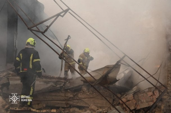 Росія втретє за тиждень атакувала Київ: гриміли вибухи, спалахнули пожежі, є поранені — усі деталі (фото)