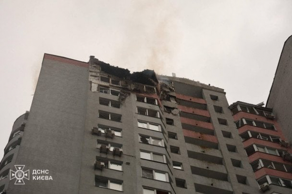 Атака РФ на Київ: рятувальники показали влучання дрона в будинок (фото)