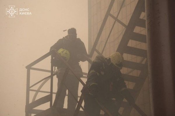 ДСНС показала наслідки удару РФ по Деснянському району Києва: є загиблі та поранені