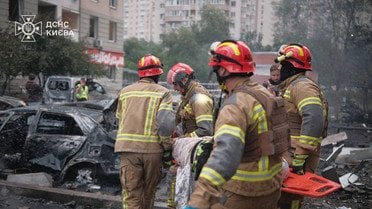 ДСНС показала наслідки рятувальної операції після масованої атаки на Київ: людей діставали з верхніх поверхів (фото)