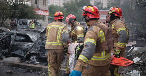 ДСНС показала наслідки рятувальної операції після масованої атаки на Київ: людей діставали з верхніх поверхів (фото)