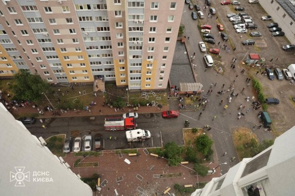 Атака РФ на Київ: рятувальники показали влучання дрона в будинок (фото)