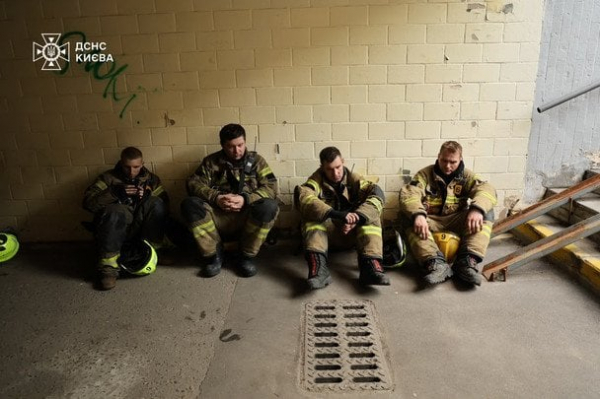 Цієї ночі Київ знову палав: балістика атакувала житлові будинки та метро, є жертви — все про наслідки (фото, відео)