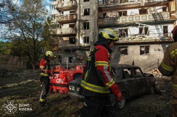 Цієї ночі Київ знову палав: балістика атакувала житлові будинки та метро, є жертви — все про наслідки (фото, відео)