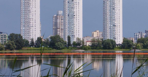 В Києві після атаки РФ до озера потрапили сотні тонн нафтопродуктів — деталі