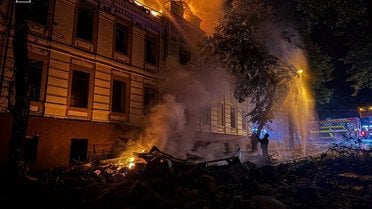 Загиблий, поранені, пожежі та руйнування: ворог завдав удару по Києву (фото), (відео)