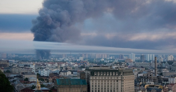 Київ пережив нову балістичну атаку: спалахнули пожежі, столицю затягнуло густим димом — усі деталі (фото, відео)