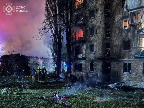 Цієї ночі Київ знову палав: балістика атакувала житлові будинки та метро, є жертви — все про наслідки (фото, відео)