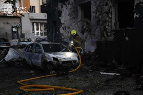 Цієї ночі Київ знову палав: балістика атакувала житлові будинки та метро, є жертви — все про наслідки (фото, відео)