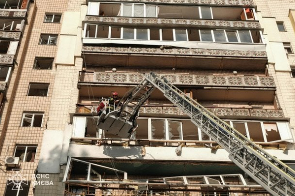 Цієї ночі Київ знову палав: балістика атакувала житлові будинки та метро, є жертви — все про наслідки (фото, відео)