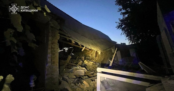 Розбитий житловий будинок, поранені жінки та дитина: РФ завдала кривавого удару по Київщині
