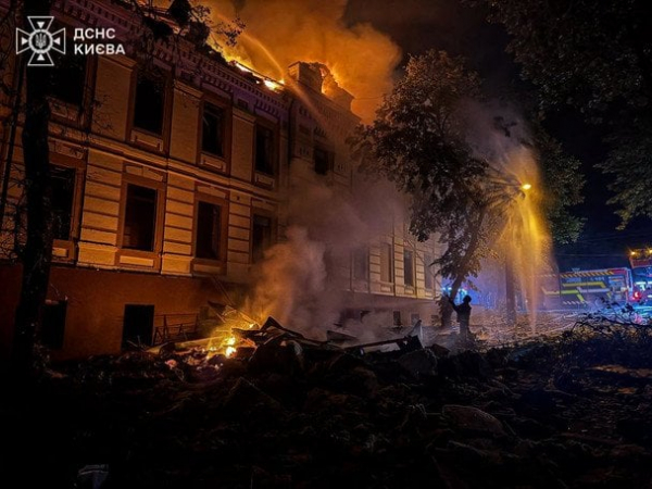 Цієї ночі Київ знову палав: балістика атакувала житлові будинки та метро, є жертви — все про наслідки (фото, відео)