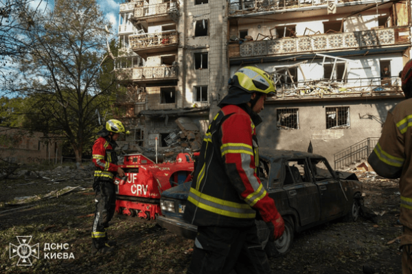 Удар балістикою по Києву: кількість постраждалих зросла, на місцях працюють рятувальники (фото)