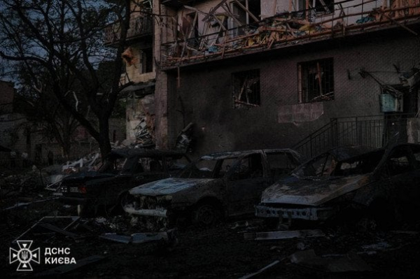 Удар балістикою по Києву: кількість постраждалих зросла, на місцях працюють рятувальники (фото)