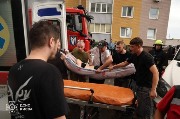 Атака РФ на Київ: рятувальники показали влучання дрона в будинок (фото)
