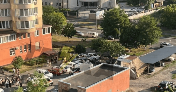 Різанина у Києві: парубок поранив ножем трьох людей на вулиці