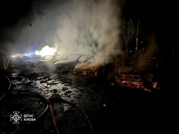 Київ пережив нову балістичну атаку: спалахнули пожежі, столицю затягнуло густим димом — усі деталі (фото, відео)