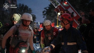 ДСНС показала наслідки рятувальної операції після масованої атаки на Київ: людей діставали з верхніх поверхів (фото)