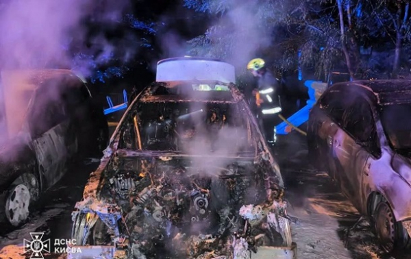 У Печерському районі Києва горіло кілька автівок