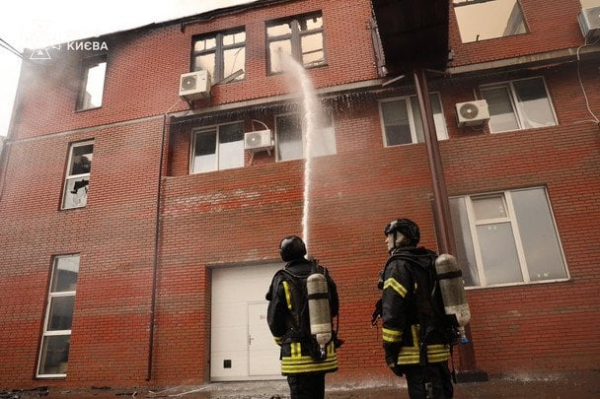 ДСНС показала наслідки удару РФ по Деснянському району Києва: є загиблі та поранені