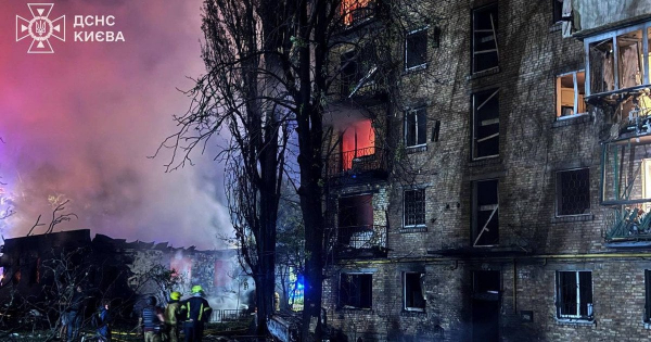 Цієї ночі Київ знову палав: балістика атакувала житлові будинки та метро, є жертви — все про наслідки (фото, відео)