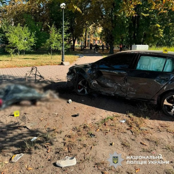 Загиблі лежать на тротуарі: у Києві авто на шаленій швидкості влетіло у зупинку із людьми (оновлено, фото, відео)