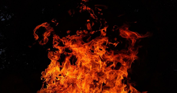 У Києві після атаки РФ спалахнула пожежа на складі: є загиблий та поранені