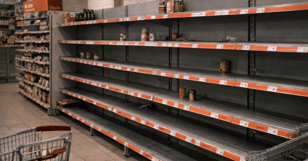 Ні гречки, ні рису, лише самотній пучок кінзи: у NYT розкрили, що відбувається у магазинах Києва
