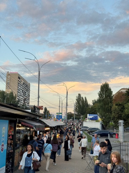 Київ паралізували кілометрові затори: через величезні черги на транспорт люди йдуть пішки (фото, відео)