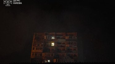 ДСНС показала перші фото наслідків удару ракетного РФ по Києву (фото, відео)