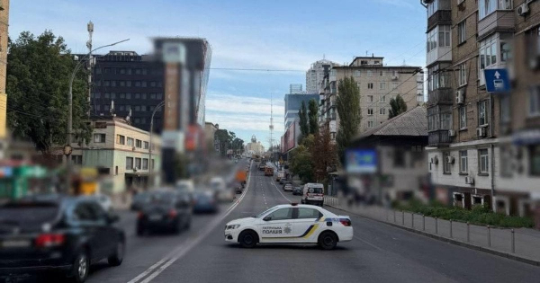 Вогонь вирував всю ніч: у Києві масштабна пожежа, рух транспорту перекрито — перші деталі (відео)