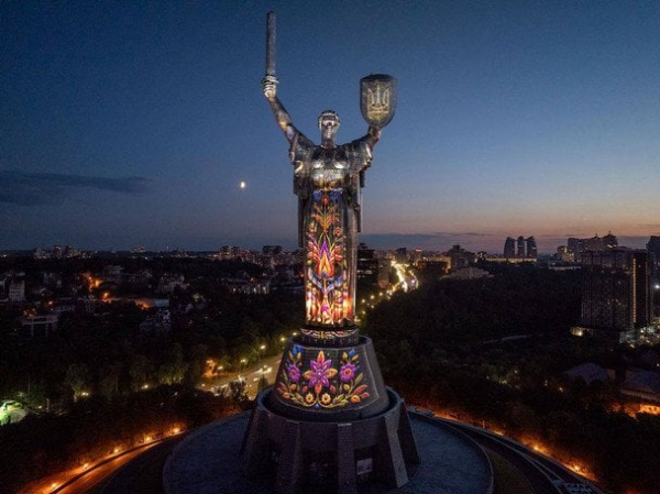 "Батьківщина-Мати" засяяла синьо-жовтими барвами: в Києві показали святкову інсталяцію (фото)