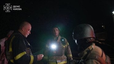 ДСНС показала перші фото наслідків удару ракетного РФ по Києву (фото, відео)