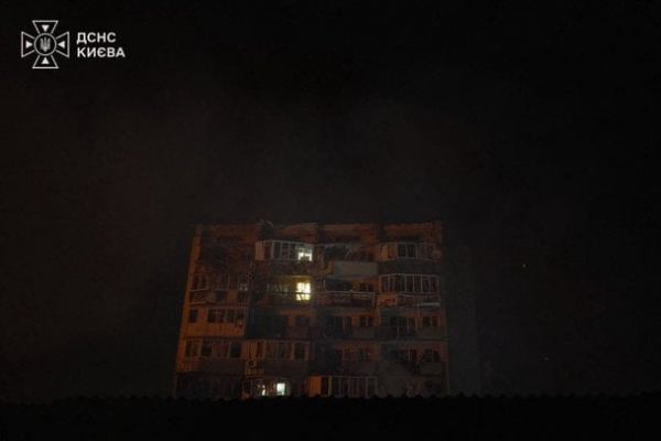 Людей заблокувало в укритті, ракета знесла два поверхи багатоповерхівки: що відбувається у Києві після атаки РФ (фото)