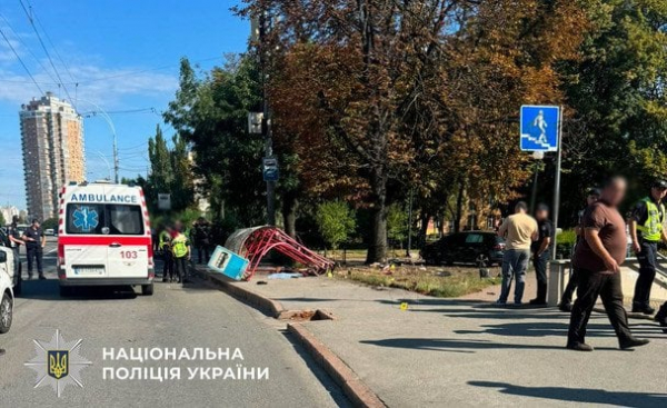 Загиблі лежать на тротуарі: у Києві авто на шаленій швидкості влетіло у зупинку із людьми (оновлено, фото, відео)