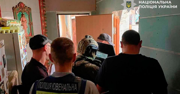 Били ножем та кастетом: у Києві двоє підлітків нападали на жінок на Подолі (відео)