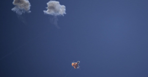 У Києві після ракетної атаки горять житловий будинок і склади: що відомо