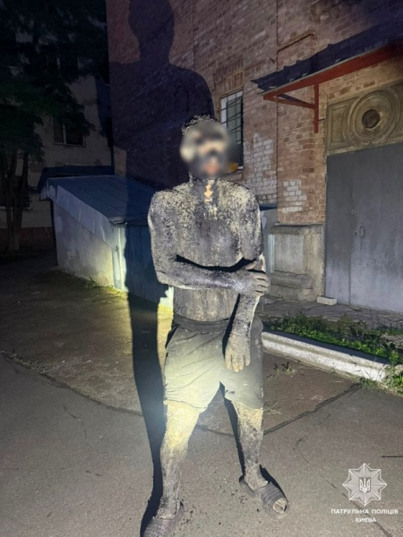 "Сам удома" по-київськи: чоловік викупався у бочці зі смолою і поліз грабувати магазин — чим це закінчилося