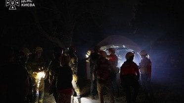ДСНС показала перші фото наслідків удару ракетного РФ по Києву (фото, відео)