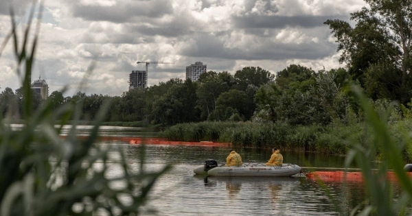 Отруйна вода після удару РФ: київське озеро вдруге за місяць забруднилося нафтою