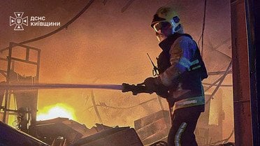 ДСНС показала ліквідацію наслідків нічної атаки РФ на Київщині: є постраждалі (фото)