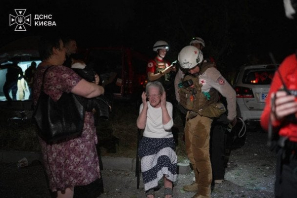 Людей заблокувало в укритті, ракета знесла два поверхи багатоповерхівки: що відбувається у Києві після атаки РФ (фото)