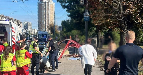 Загиблі лежать на тротуарі: у Києві авто на шаленій швидкості влетіло у зупинку із людьми (оновлено, фото, відео)