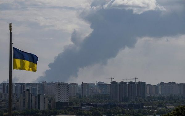 У Києві палає будинок після влучання "шахеда"