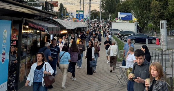Київ паралізували кілометрові затори: через величезні черги на транспорт люди йдуть пішки (фото, відео)