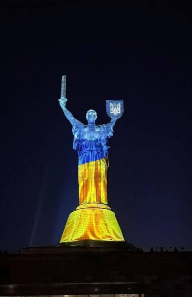 "Батьківщина-Мати" засяяла синьо-жовтими барвами: в Києві показали святкову інсталяцію (фото)