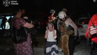 ДСНС показала перші фото наслідків удару ракетного РФ по Києву (фото, відео)