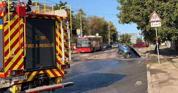 У Києві під землю провалилося авто з дитиною: вулиця залита водою — що сталося (фото)
